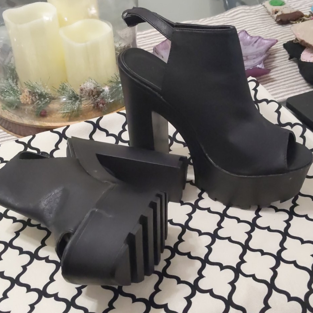 Wild Diva Open Toe Chunky heel size 8